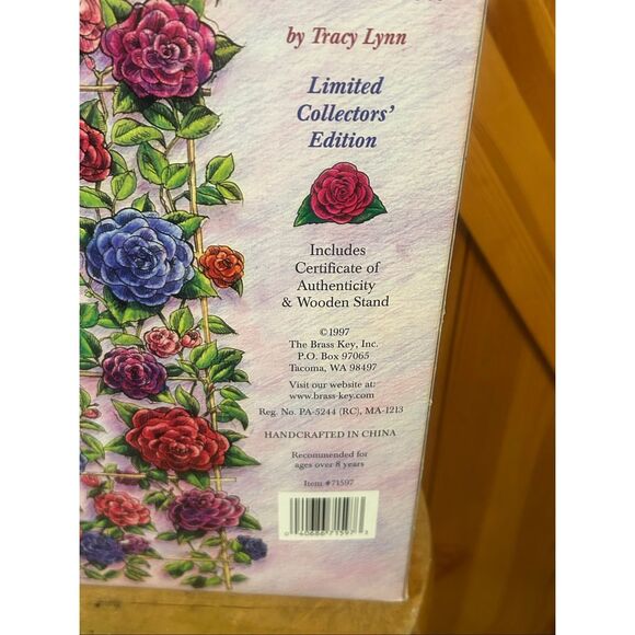 CAMELLIA GARDEN COLLECTION PORCELAIN DOLL 1997 LIMITED COLLECTOR'S EDITION (5746 - Picture 7 of 11